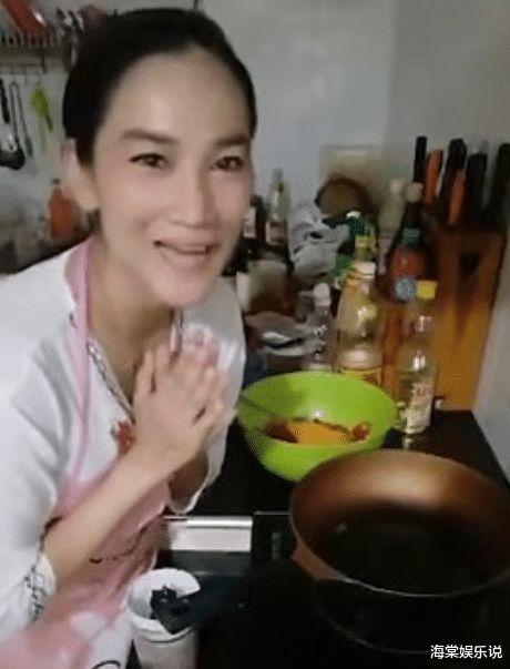 娱乐圈吃瓜直播间夜宵吃不完,吃不完的瓜，笑不完的夜